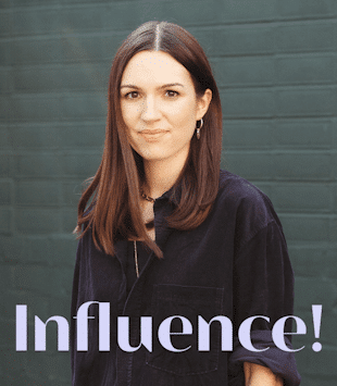Alina Ludwig, Influencer Marketing und Social Media Expertin, posiert für ein schönes Foto für ihren Podcast Influence!