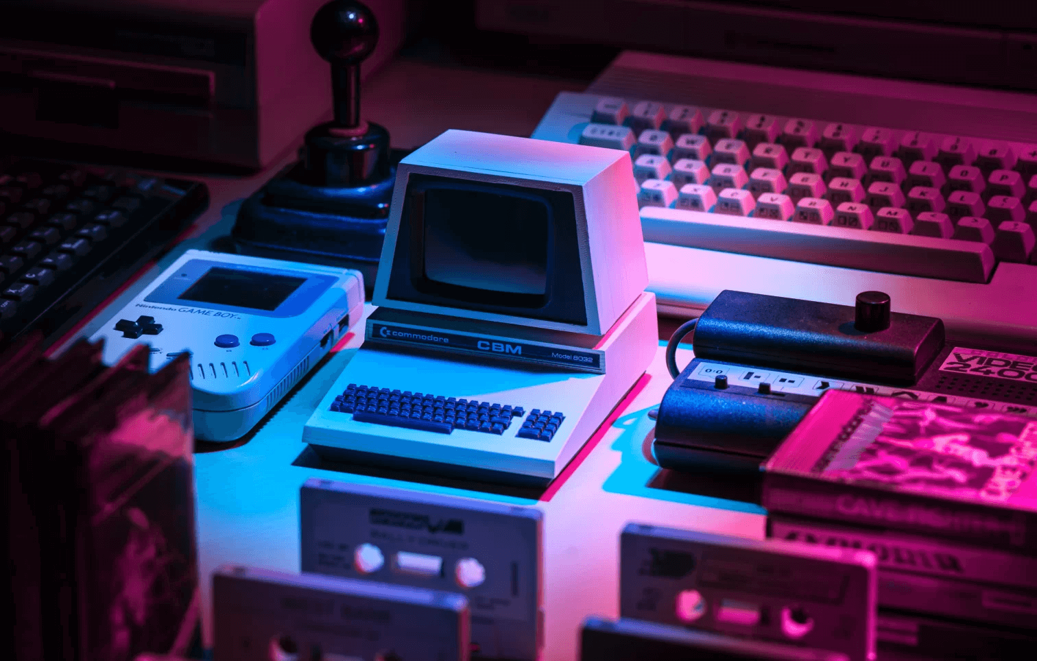 Bild mit einem Commodore, Joystick, GameBoy, Kassetten und einer Tastatur