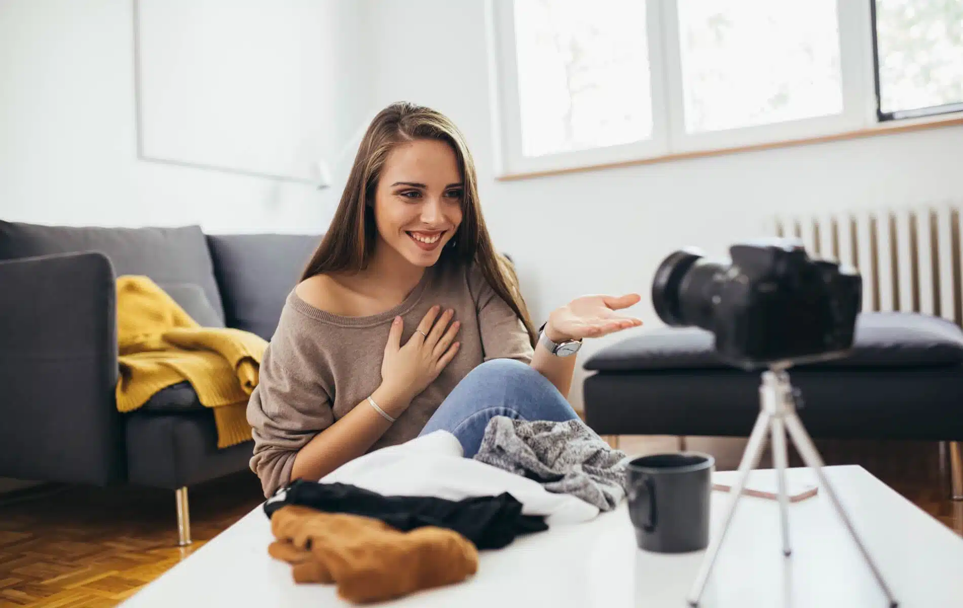 Eine Influencerin, die zu Hause ein Video aufnimmt